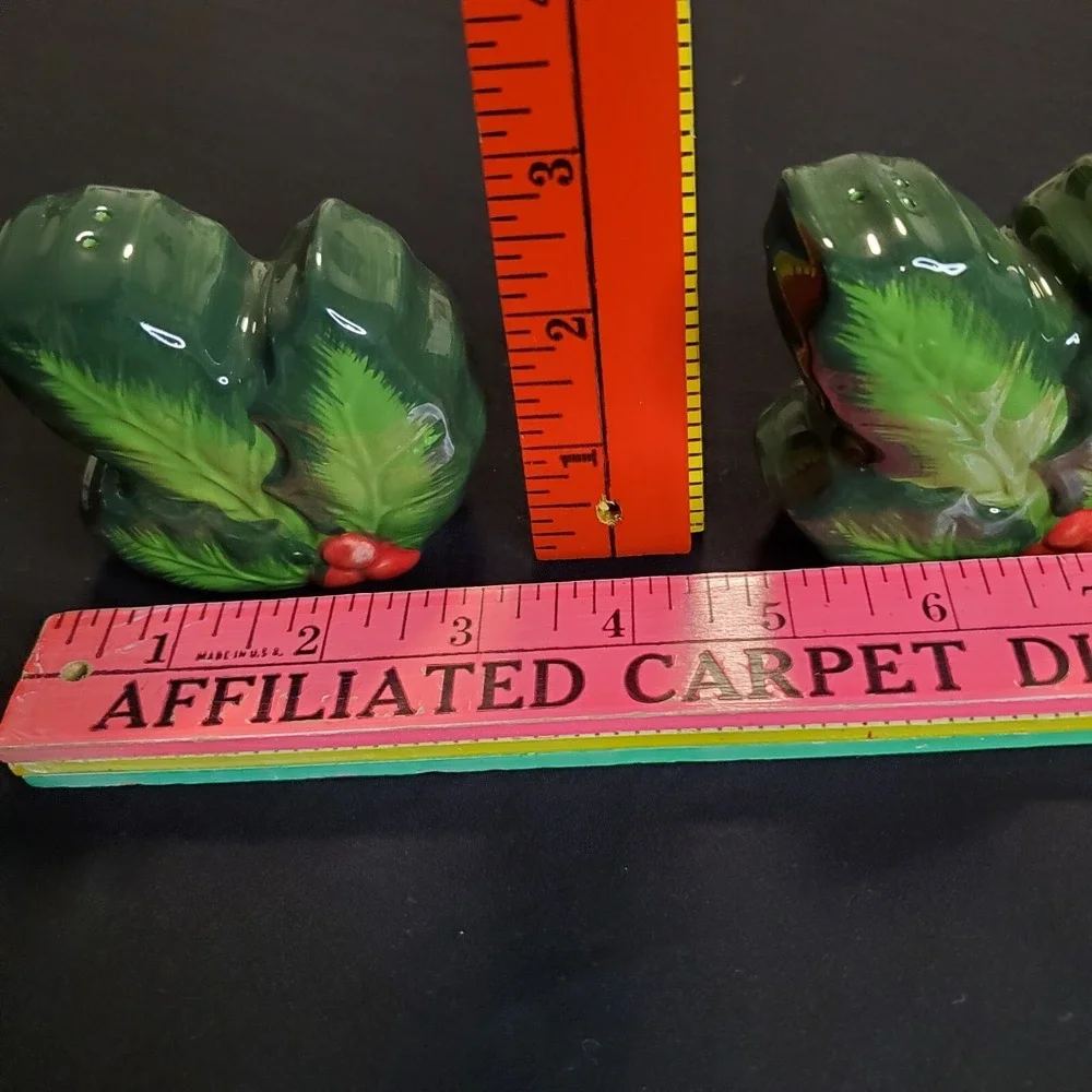 Christmas Holiday Holly Leaf Green Ceramic Salt and Pepper Shakers 3